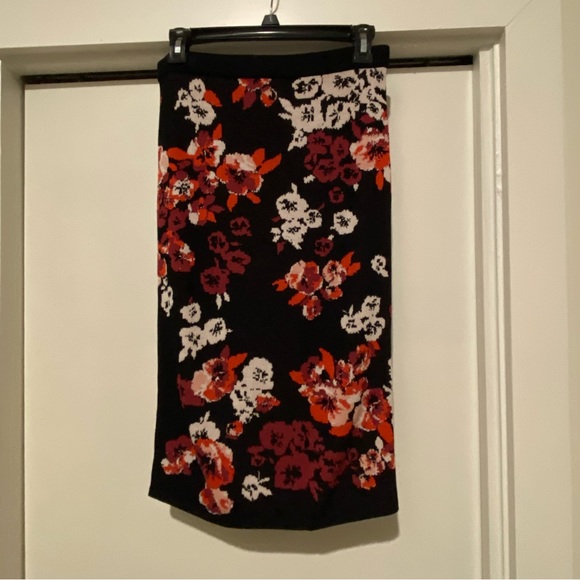 Sweater pencil skirt with red & white flowers - Picture 2 of 6